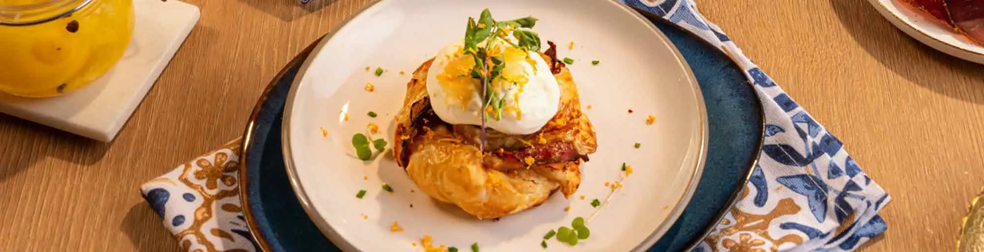 لفائف البسطرمة والتمر مع كيري